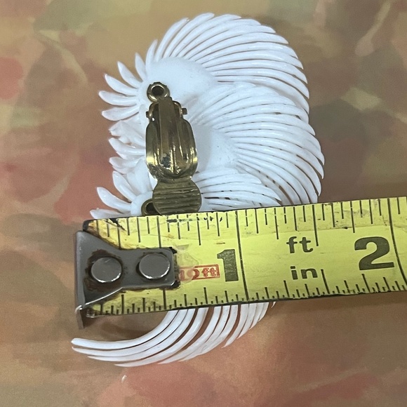 Vintage White Feather and Daisy Soft Plastic Statement Fan Earrings - Picture 3 of 5